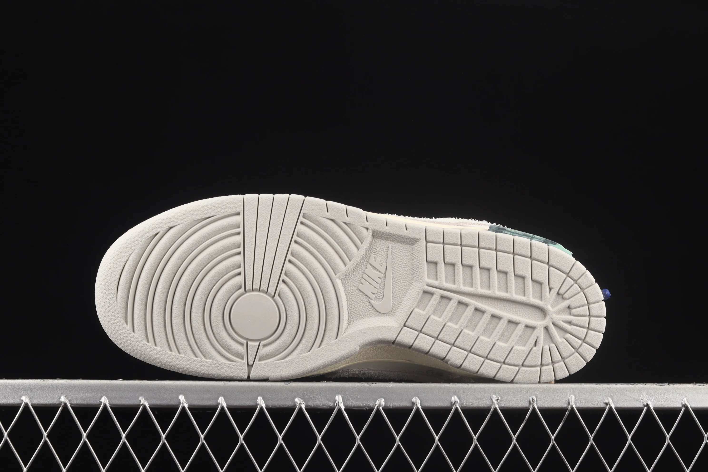 All categories Nk SB Dunk series Nk SB Dunk Low low-top sneakers cost-effective version OF x Nk Dunk Low OW SB smashing backboard fashion casual sneakers DJ0950-104